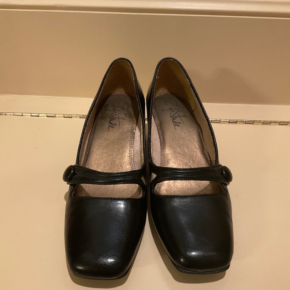 Leather mid heel mary jane style shoes